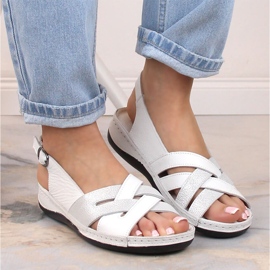 Sandálias femininas rasas de couro branco T.Sokolski L22-521 1