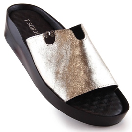 Chinelos femininos dourados metálicos de couro T.Sokolski L23-346 1