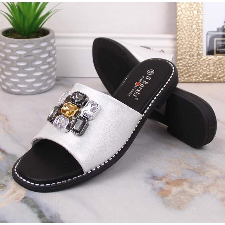 Chinelos femininos lisos e confortáveis ​​brancos com zircões S.Barski Kv 2775-31 1