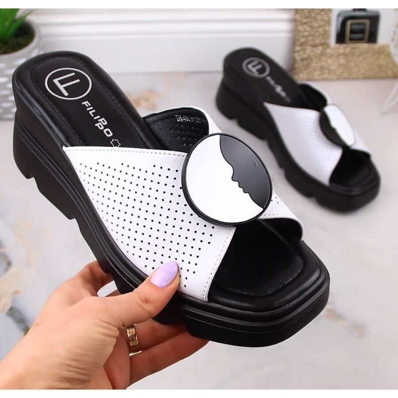 Chinelos de cunha em pele de mulher branco Filippo DS4608 1