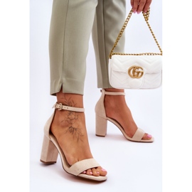 Sandálias Femininas Clássicas de Camurça Bege Passo 2