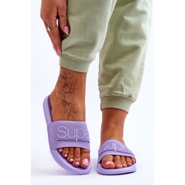 Chinelos femininos claros com inscrição Violet Merry tolet 1
