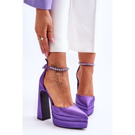 Bombas da moda em um salto roxo Santoro tolet 1