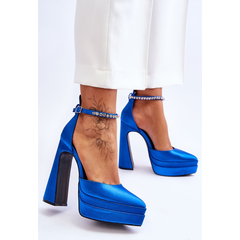 Bombas da moda em um salto azul Santoro 2