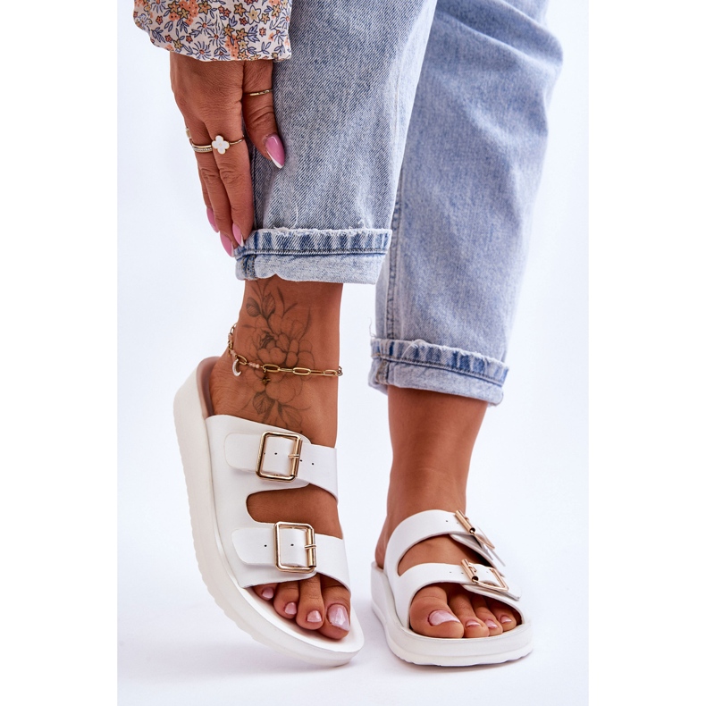 Chinelos femininos plataforma com listras branco Clever 2