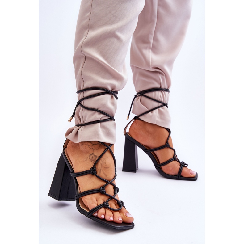 Sandália de couro com amarração no salto preto Amare 2