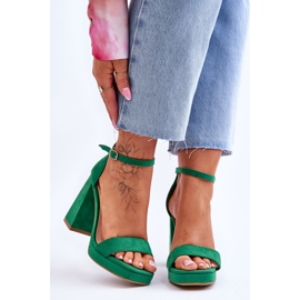 Sandálias de salto quadrado de camurça verde Merila da moda 1