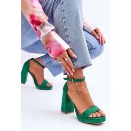 Sandálias de salto quadrado de camurça verde Merila da moda 4