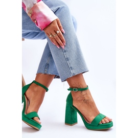 Sandálias de salto quadrado de camurça verde Merila da moda 5