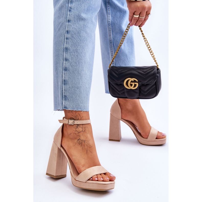 Sandálias de camurça da moda com salto quadrado em bege merila 2