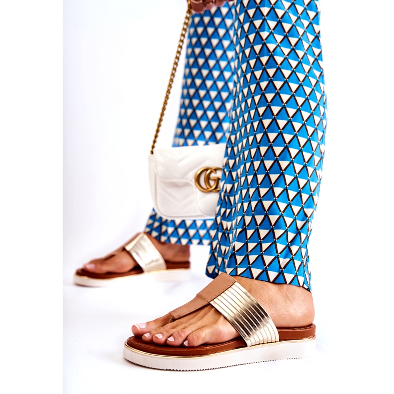 Chinelos femininos na plataforma bege-ouro 4