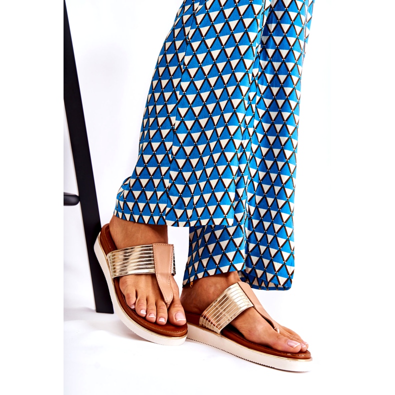 Chinelos femininos na plataforma bege-ouro 1