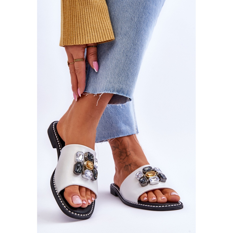 Chinelos femininos com pedras S.Barski KV-2775-31 branco-prata 2