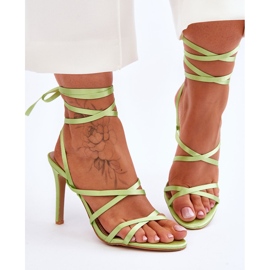 Sandálias femininas amarradas em um salto verde Meya 1