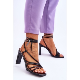 Sandálias de salto preto Tessoro da moda 2