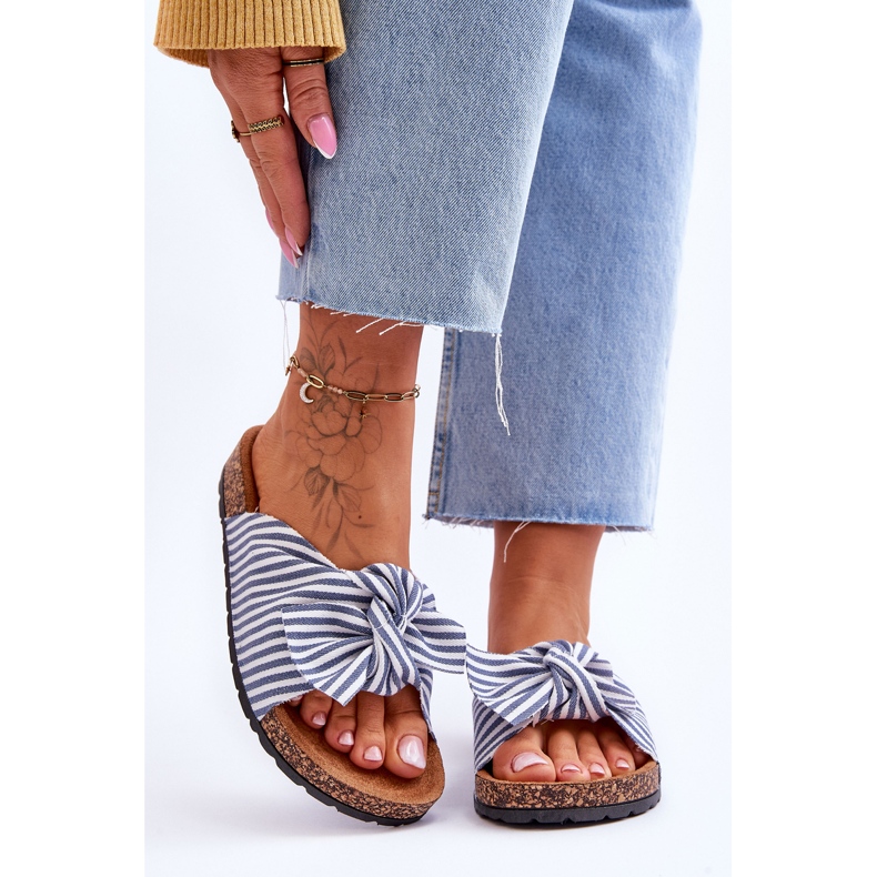 FJ1 Chinelos em uma plataforma de cortiça com listras brancas e azuis festivas branco 1