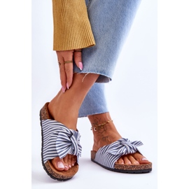 FJ1 Chinelos em uma plataforma de cortiça com listras brancas e azuis festivas branco 2