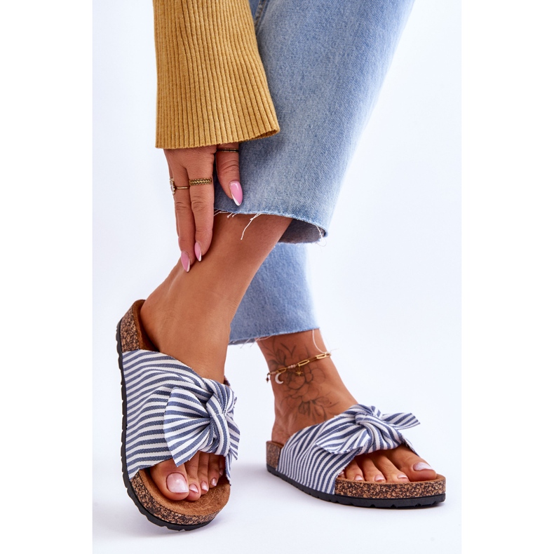 FJ1 Chinelos em uma plataforma de cortiça com listras brancas e azuis festivas branco 2