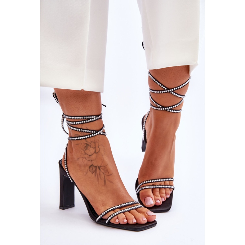 Sandálias Nessy pretas elegantes amarradas com strass preto 1