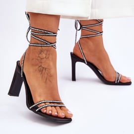 Sandálias Nessy pretas elegantes amarradas com strass preto 2