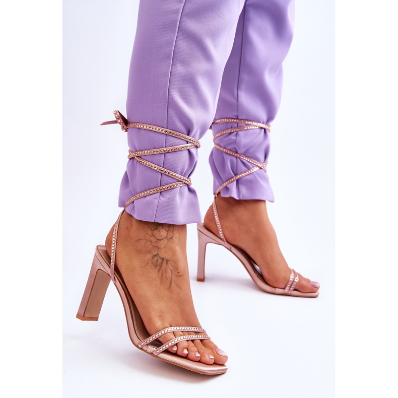 Sandálias elegantes amarradas com strass Nude Nessy bege 2