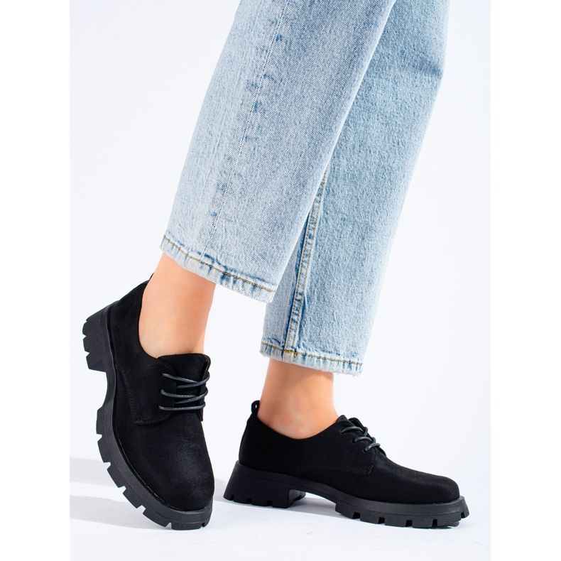 Sapatos pretos com sola grossa da Shelovet 2