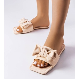 BM Sliders bege elegantes com um laço de Thériault 1 BM Sliders bege elegantes com um laço de Thériault 1