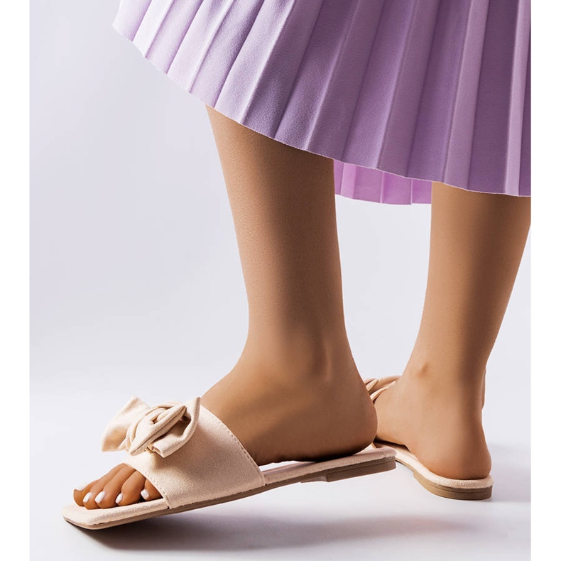 BM Sliders bege elegantes com um laço de Thériault 2 BM Sliders bege elegantes com um laço de Thériault 2