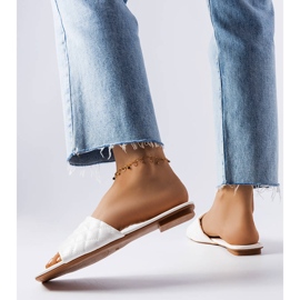 Chinelos elegantes brancos com acolchoado da Labrie 2