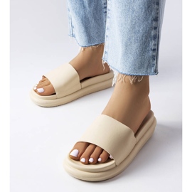 Chinelos bege na plataforma 1