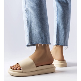 Chinelos bege na plataforma 2