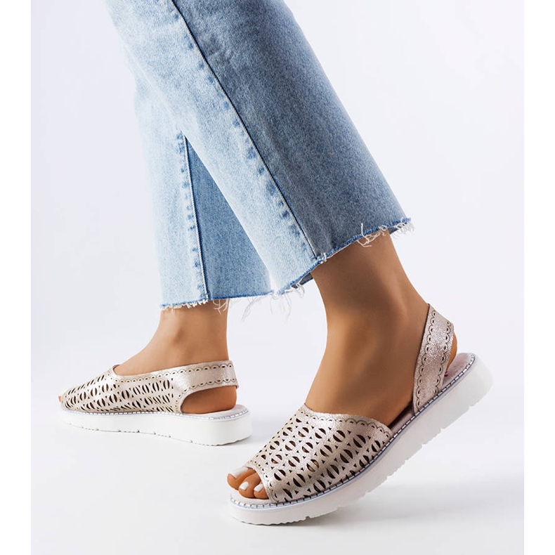 Sandálias abertas prateadas com chuva prata 2