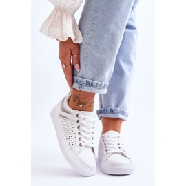 Tênis esportivos clássicos com padrão perfurado branco e prata Happier 1