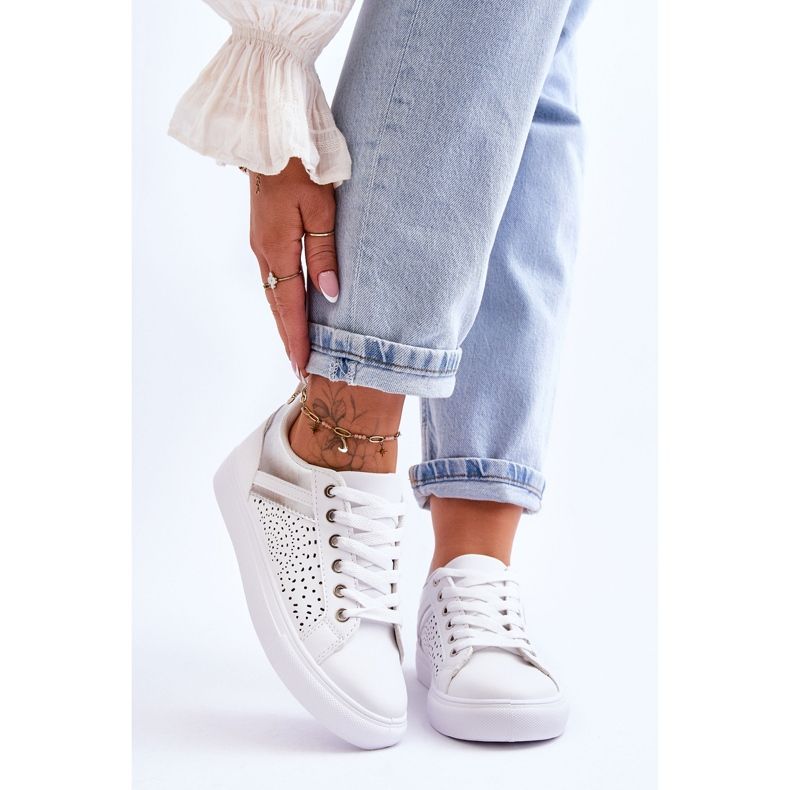 Tênis esportivos clássicos com padrão perfurado branco e prata Happier 1