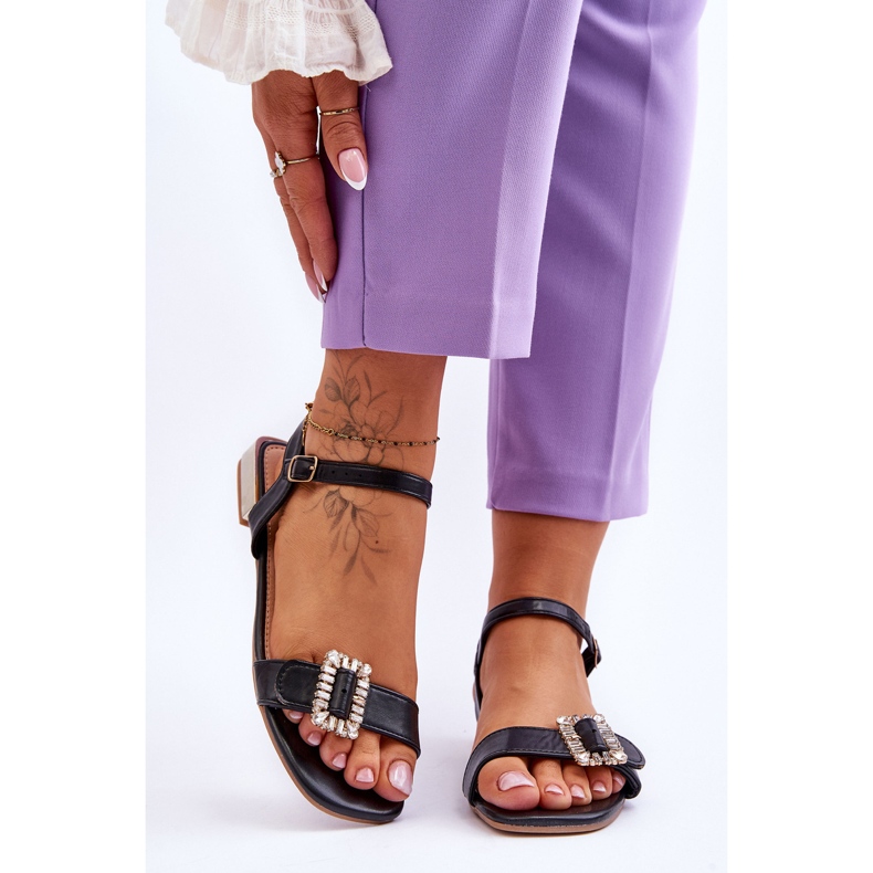 Sandália rasa com salto dourado Mindley preto 1