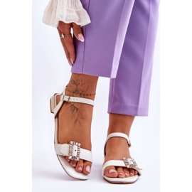 Sandália rasa branca Mindley salto dourado branco 1