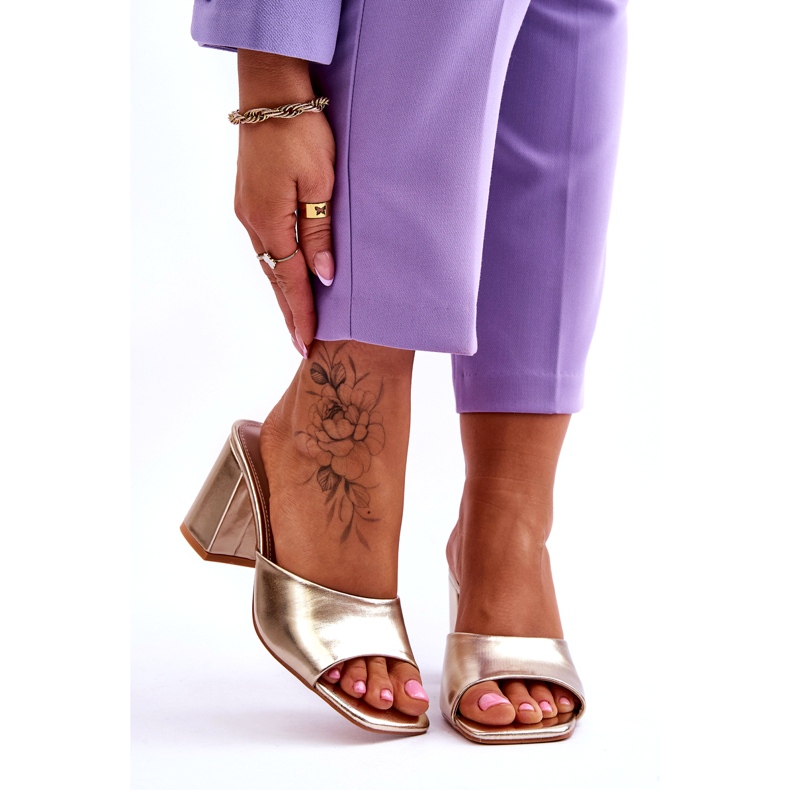 Chinelos femininos clássicos de couro metálico dourado 1