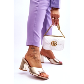 Chinelos femininos clássicos de couro metálico dourado 2