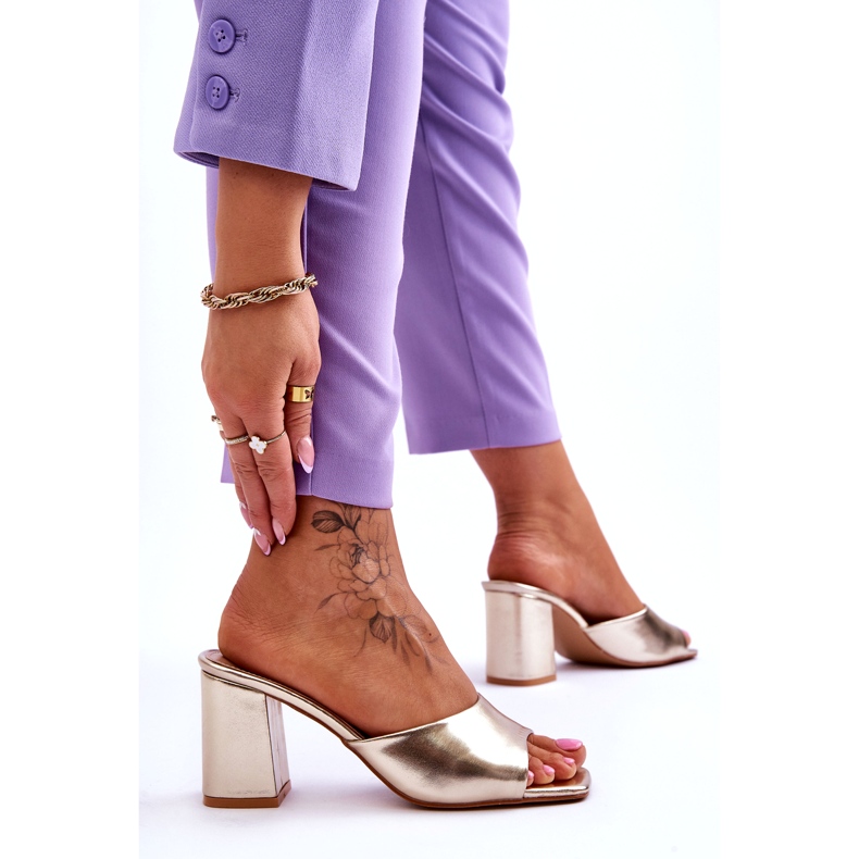 Chinelos femininos clássicos de couro metálico dourado 3