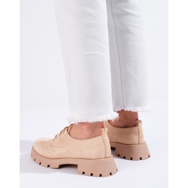 Sapatos pretos com sola grossa da Shelovet 1