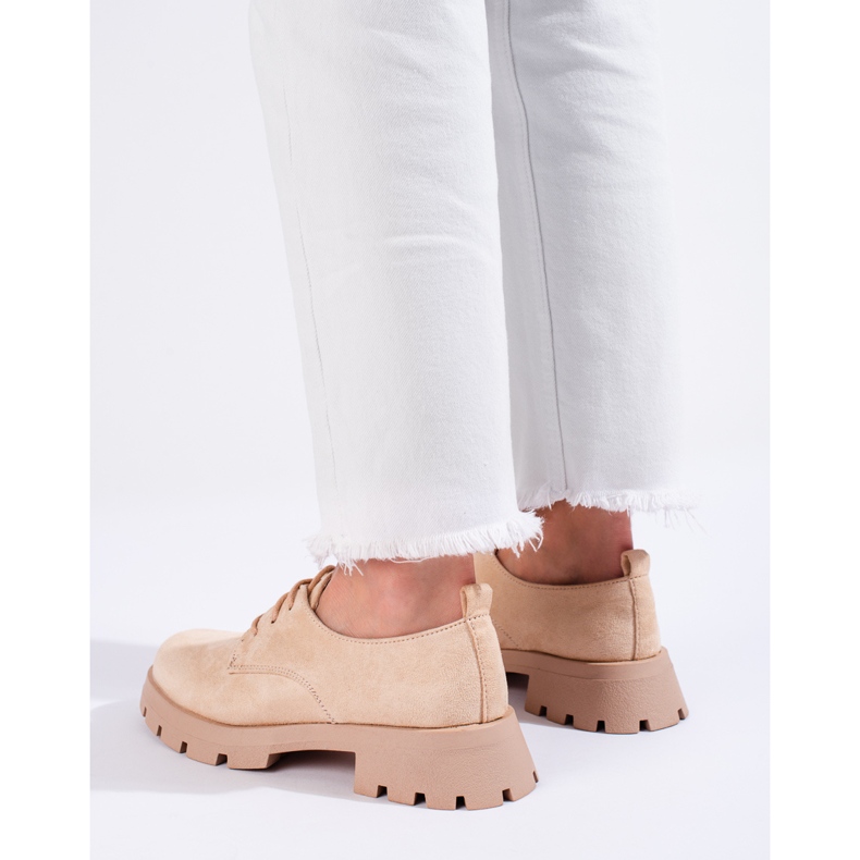 Sapatos pretos com sola grossa da Shelovet 1