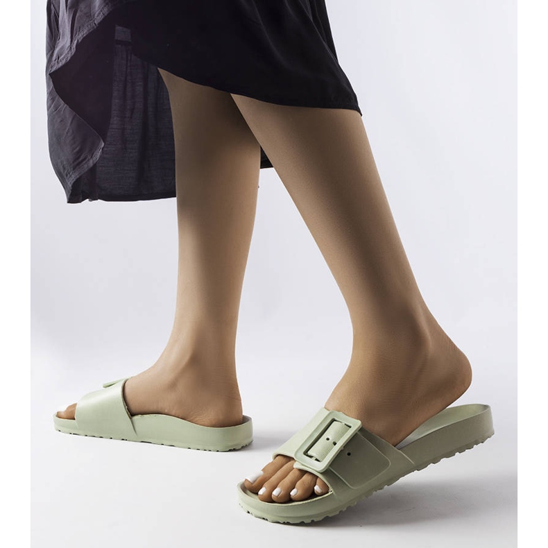 Sliders de borracha verde com fivela da Nelm 2