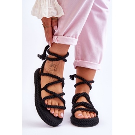 Sandálias amarradas em uma plataforma robusta O preto mal pode esperar 1