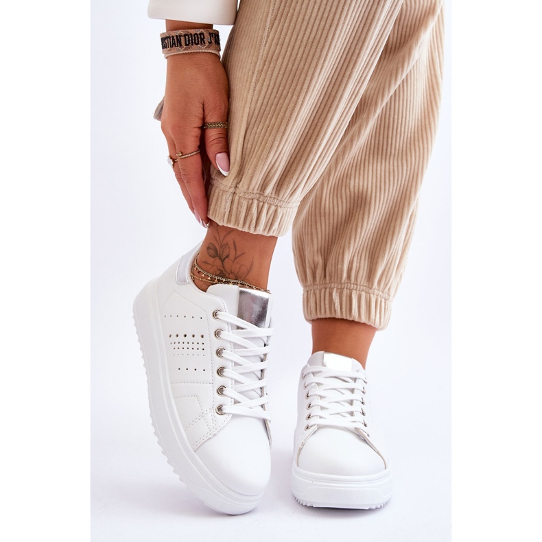 Sapatos esportivos femininos brancos e prateados Seja o primeiro! 1