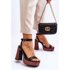 Sandálias de couro em uma plataforma Marina grossa e preta preto 2