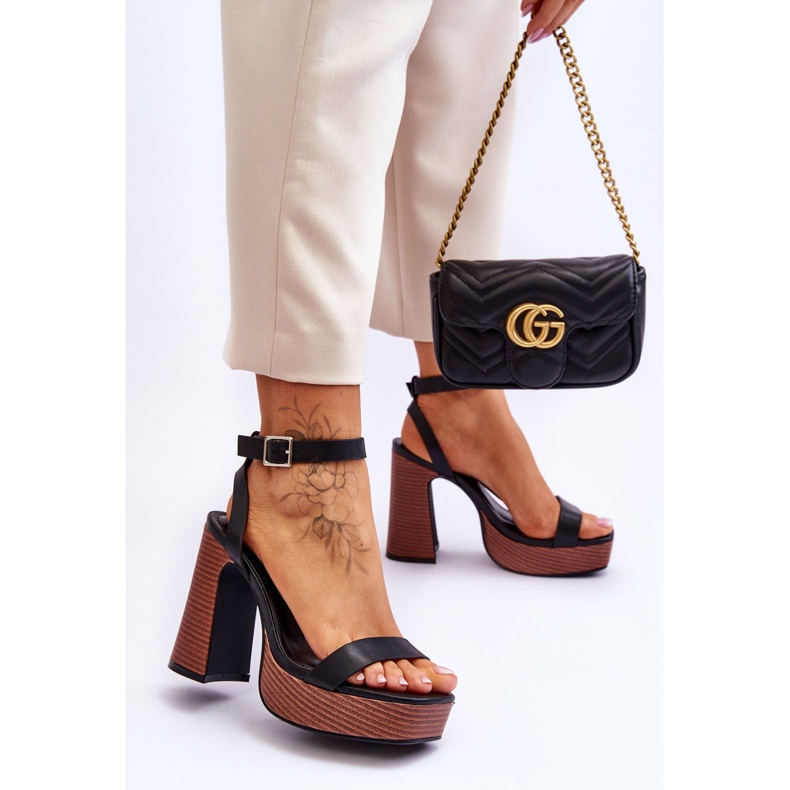 Sandálias de couro em uma plataforma Marina grossa e preta preto 2