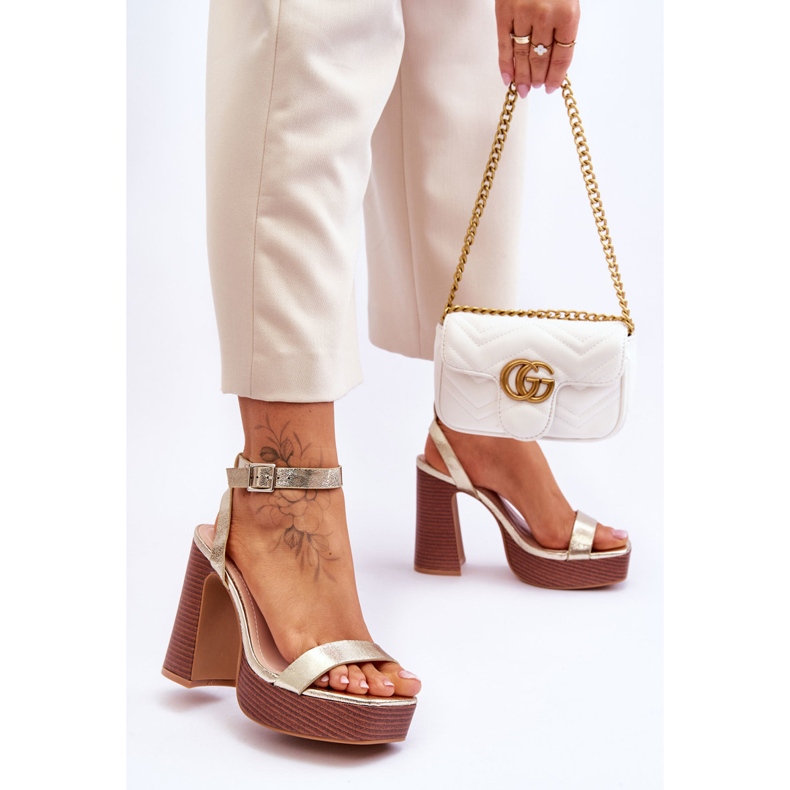 Sandálias de couro em uma enorme plataforma dourada Marina dourado 2