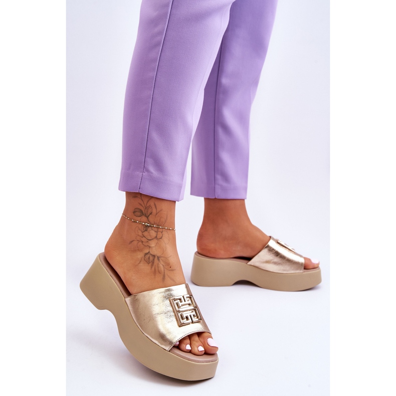 Lemar Chinelos femininos plataforma de couro com decoração Renna dourada dourado 2