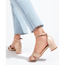 Sandália bege elegante de salto baixo Shelovet 1