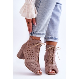 Botas de camurça com estampa perfurada Maciejka 05966-10 bege escuro 1